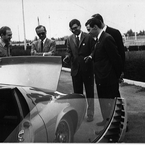 Clin Chapman, JIm Clark et Gian Paolo Dallara devant le moteur de la Lamborghini  Miura